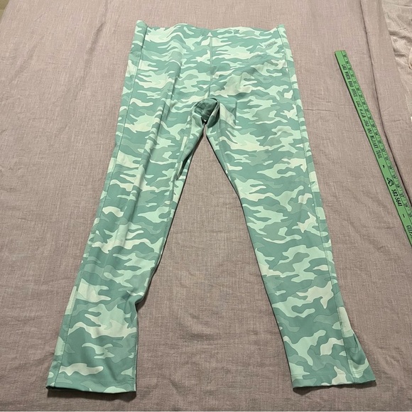 PINK Victoria's Secret sage Green Camouflage Leggings Size XXL Like New Athletic - Picture 2 of 7